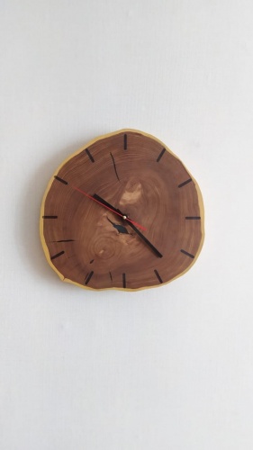 Настенные часы WoodClever из спила карагача со смолой 